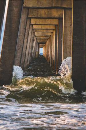 美剧《最后生还者 第二季》海报，末日生存题材，情感刻画细腻，IMDb评分9.2